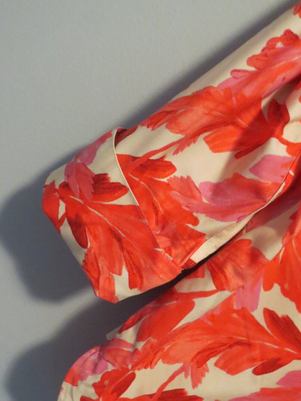 Chico's Red Pink and Cream Foliage Leaf Print Top Cotton Stretch Sz 2.5 or 14 - Picture 3 of 9